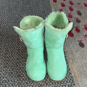 UGG women’s Bailey button boot in aqua shearling Size 7 brand new condition